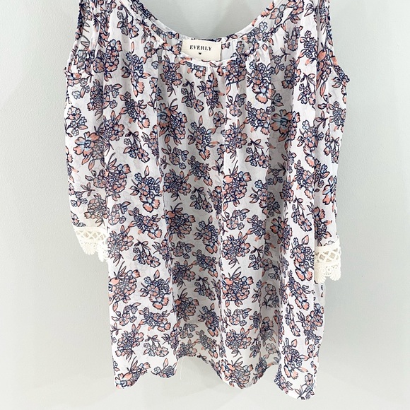 Everly Flora Cold Shoulder Blouse White Blue Size Large - Picture 3 of 6